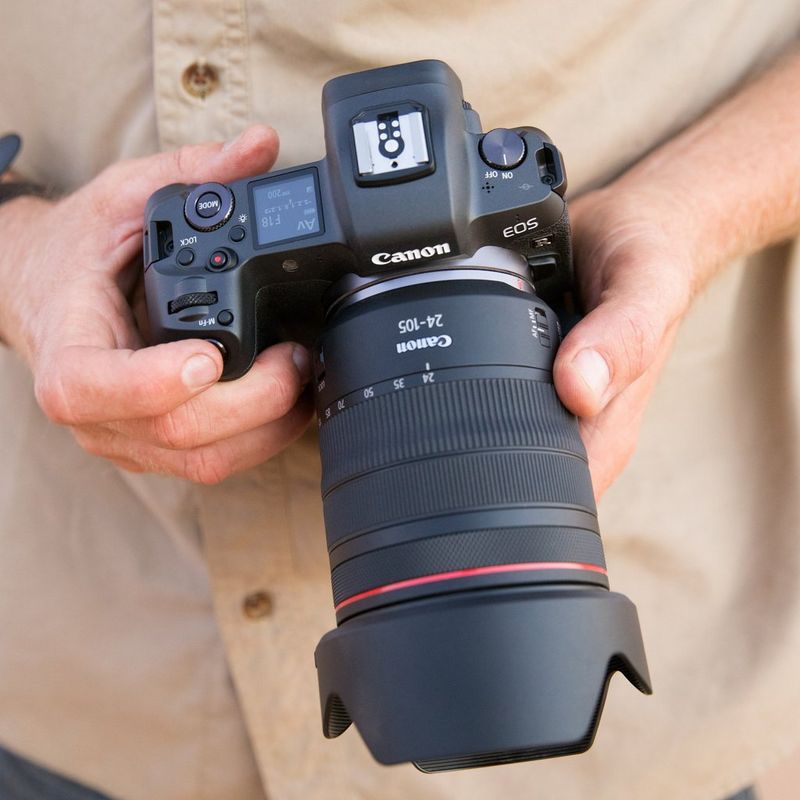Canon RF 24-105mm F4L IS USM Objektiv Ein Mann, der eine Kamera hält