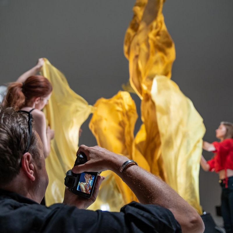 Canon EOS R Gehäuse + RF 24-105mm F4-7.1 IS STM Objektiv 0 Aufnehmen mit dem dreh- und schwenkbaren Display