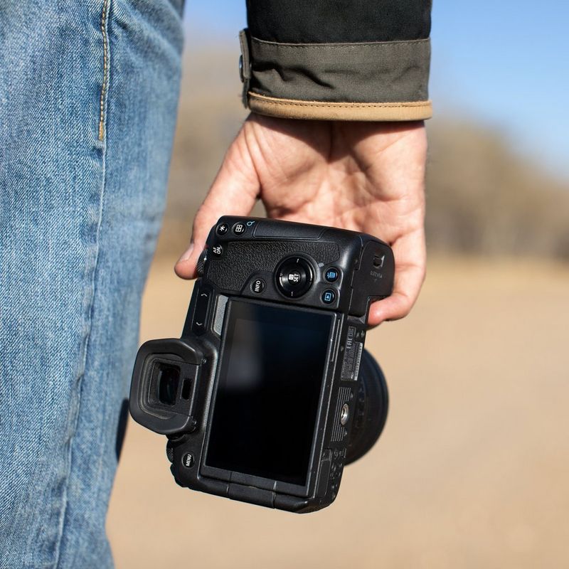 Canon EOS R Gehäuse + RF 24-105mm F4-7.1 IS STM Objektiv 0 Eine Hand, die die Kamera hält