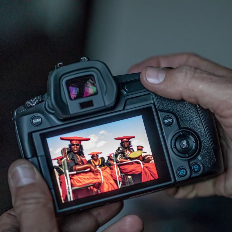 Canon EOS R Gehäuse + RF 24-105mm F4-7.1 IS STM Objektiv 0 Anschauen des Bildes auf der Kamera