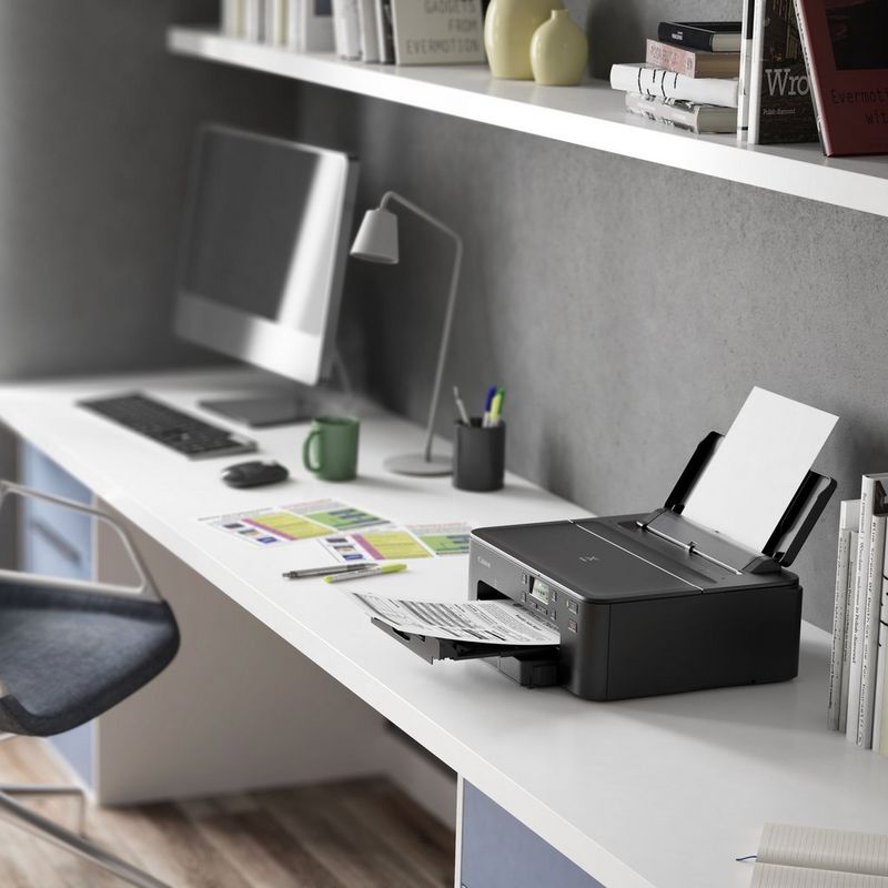 Canon PIXMA TS705 Tintenstrahldrucker Auf einem Bürotisch neben einem Monitor