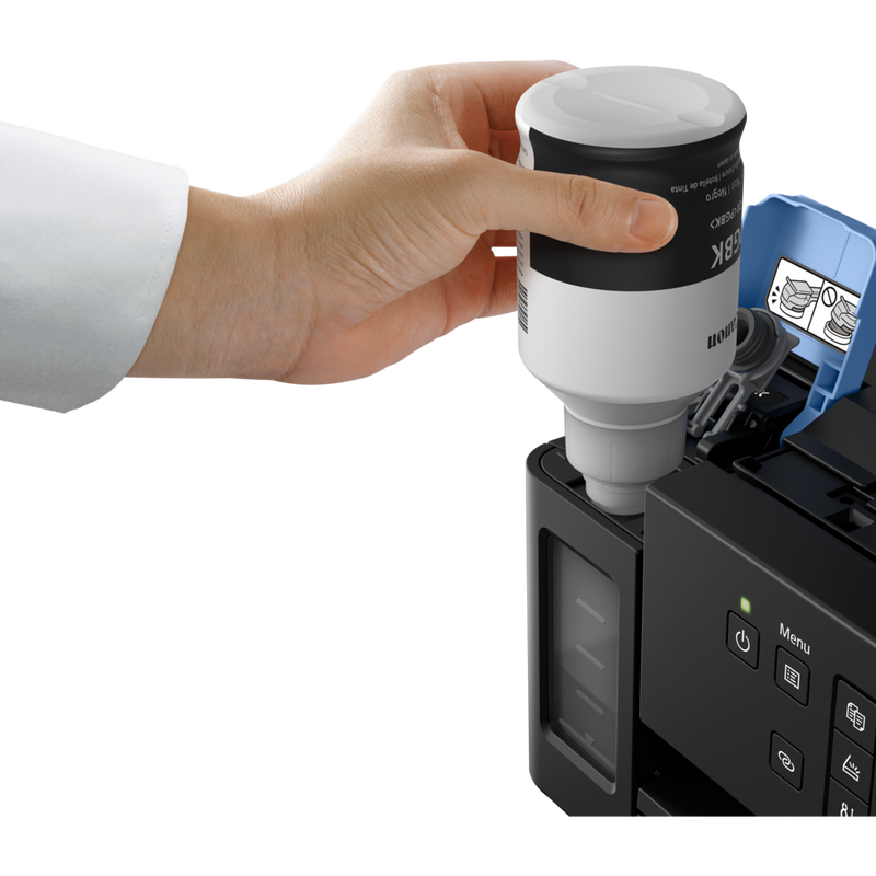 Canon PIXMA GM4050 MegaTank Tintenstrahl-Multifunktionssystem mit nachfüllbaren Tintenbehältern Produkt Vorderansicht mit einer Person, die den schwarzen Tintenbehälter auffüllt