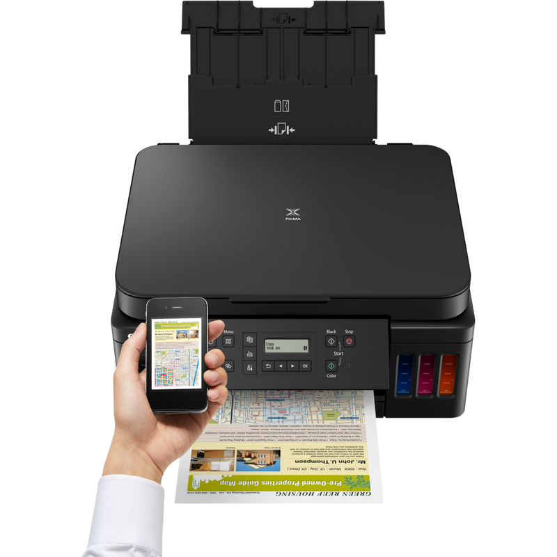 Canon PIXMA G6050 3-in-1 MegaTank Drucker mit nachfüllbaren Tintenbehältern Produkt Vorderansicht mit einer Person, die von einem Smartphone aus druckt