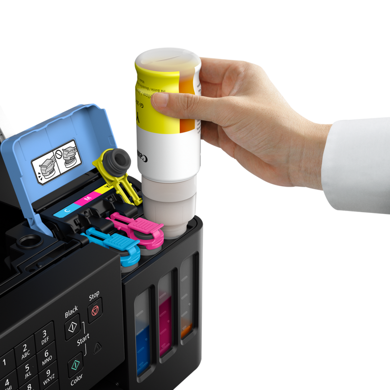 Canon PIXMA G7050 MegaTank Tintenstrahl-Multifunktionssystem mit nachfüllbaren Tintenbehältern Produkt Vorderansicht mit einer Person, die den gelben Tintenbehälter auffüllt
