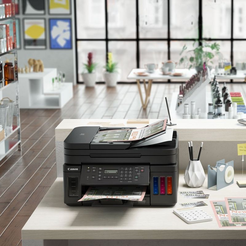 Canon PIXMA G7050 MegaTank Tintenstrahl-Multifunktionssystem mit nachfüllbaren Tintenbehältern Auf einem Tisch mit ausgeklapptem Papierfach