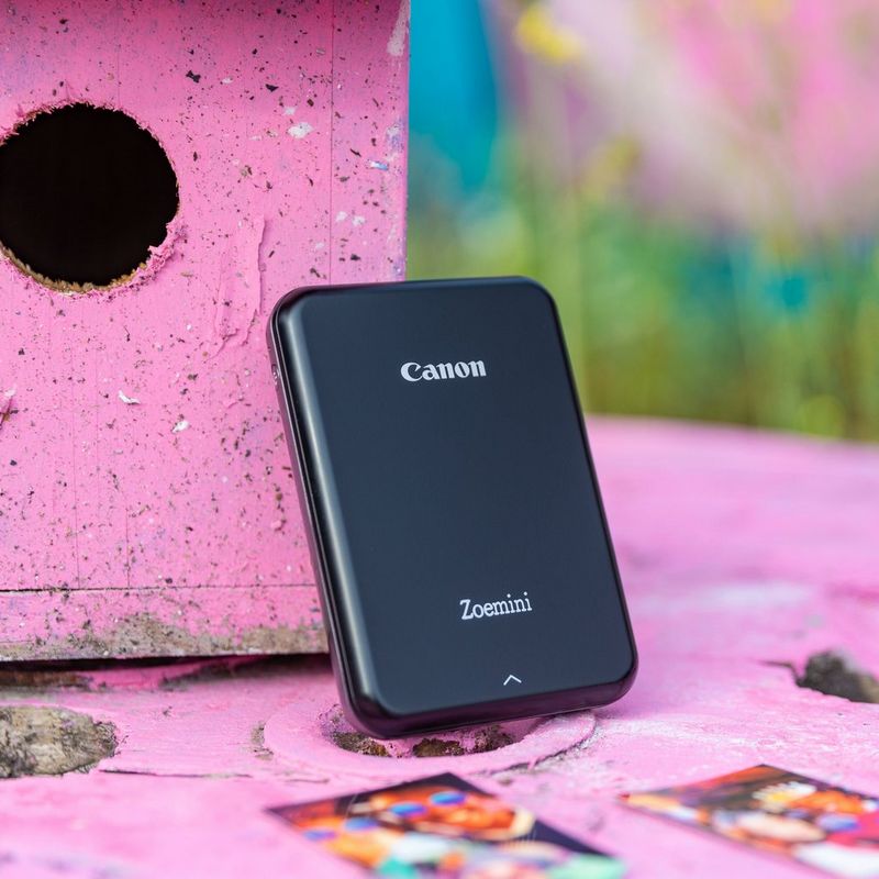 Canon Zoemini mobiler Fotodrucker, Schwarz Aufgestellter Drucker auf einem pinkfarbenen Schreibtisch