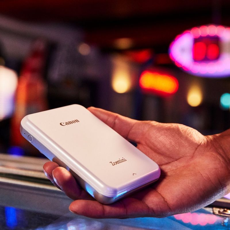 Canon Zoemini mobiler Fotodrucker, Weiß Drucker in einer Hand