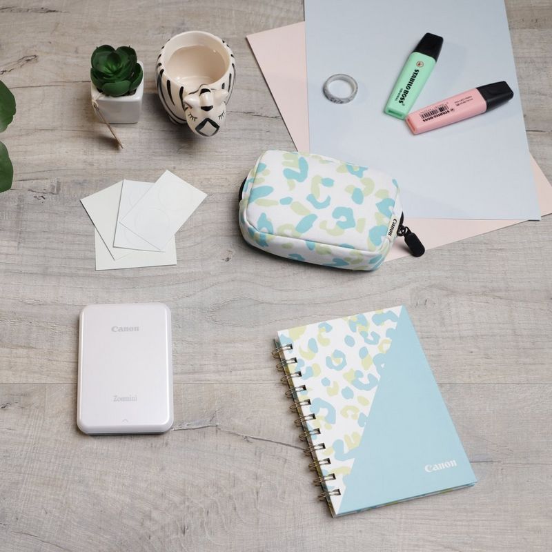 Canon Zoemini Mini-Fotodrucker, weiß + Tagebuch + Tasche Drucker auf einem Schreibtisch mit Tasse