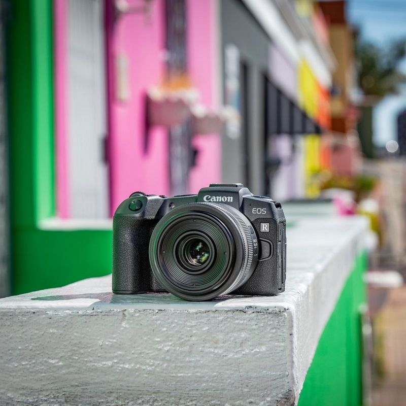 Canon EOS RP spiegelloses Kameragehäuse 0 Die Kamera auf einer Straße