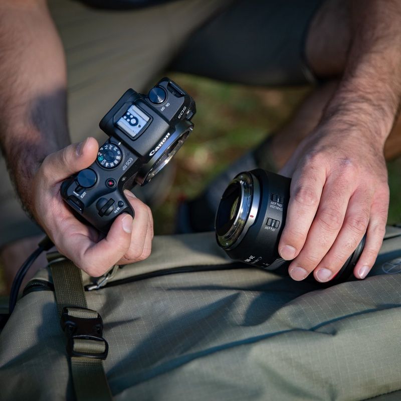 Canon EOS RP spiegelloses Kameragehäuse 0 Anbringen eines RF Objektivs an der Kamera