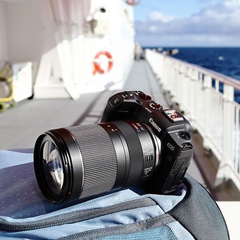 Canon EOS RP + RF 24-240mm F4-6.3 IS USM Objektiv 0 Die Kamera auf einem Schiff