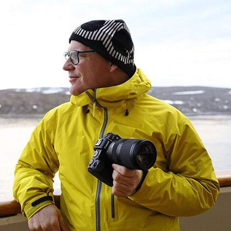 Canon EOS RP + RF 24-240mm F4-6.3 IS USM Objektiv 0 Ein Mann auf einem Schiff, der die Kamera hält