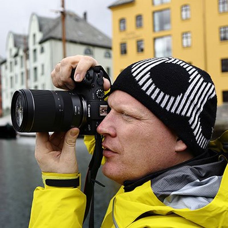 Canon EOS RP + RF 24-240mm F4-6.3 IS USM Objektiv 0 Ein Mann, der die Kamera vor sein Gesicht hält