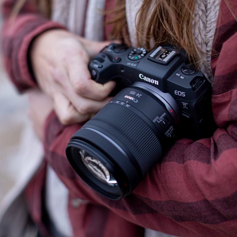 Canon EOS RP Gehäuse + RF 24-105mm F4-7.1 IS STM Objektiv 0 Eine Hand, die die Kamera hält