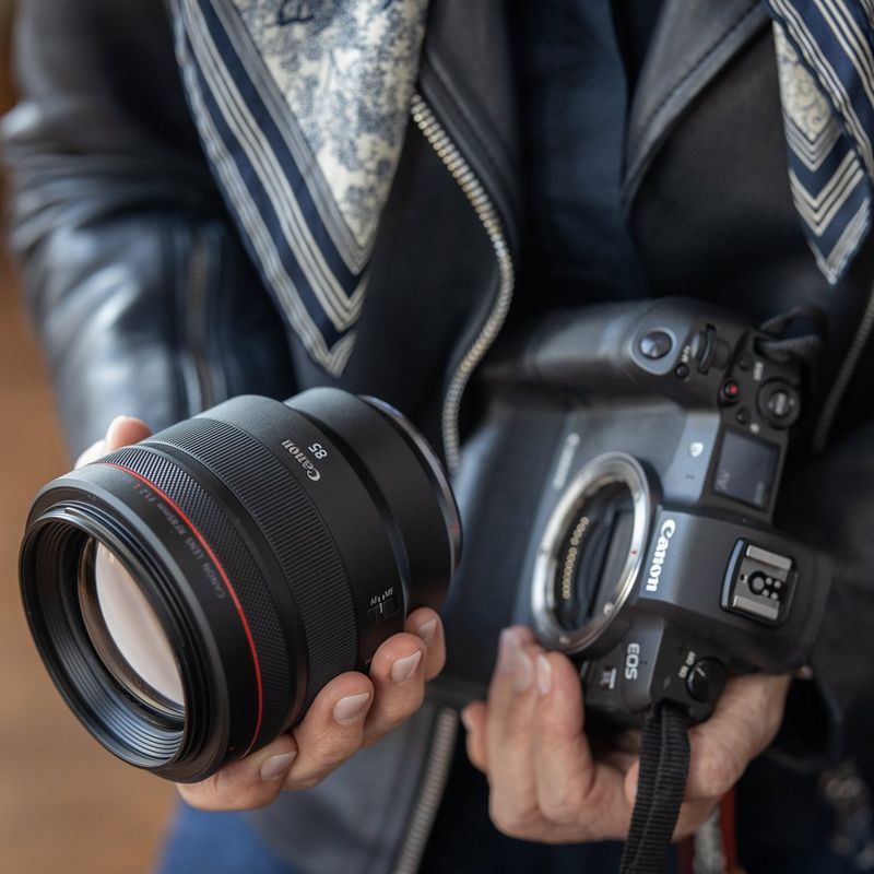 Canon RF 85mm F1.2L USM Objektiv Eine Frau, die eine Kamera hält