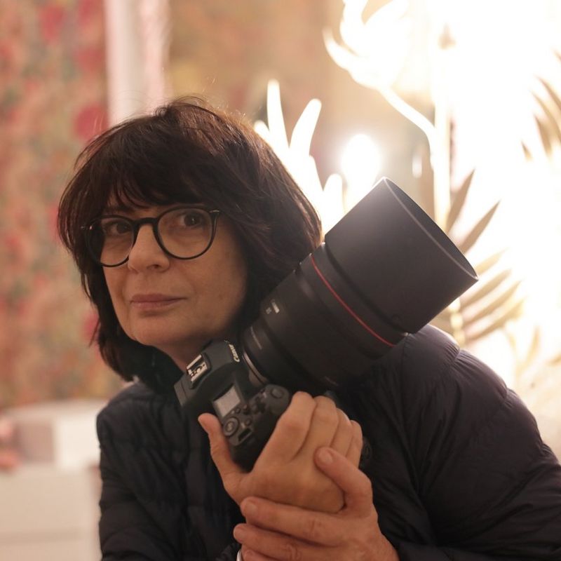 Canon RF 85mm F1.2L USM DS Objektiv Eine Frau, die eine Kamera hält