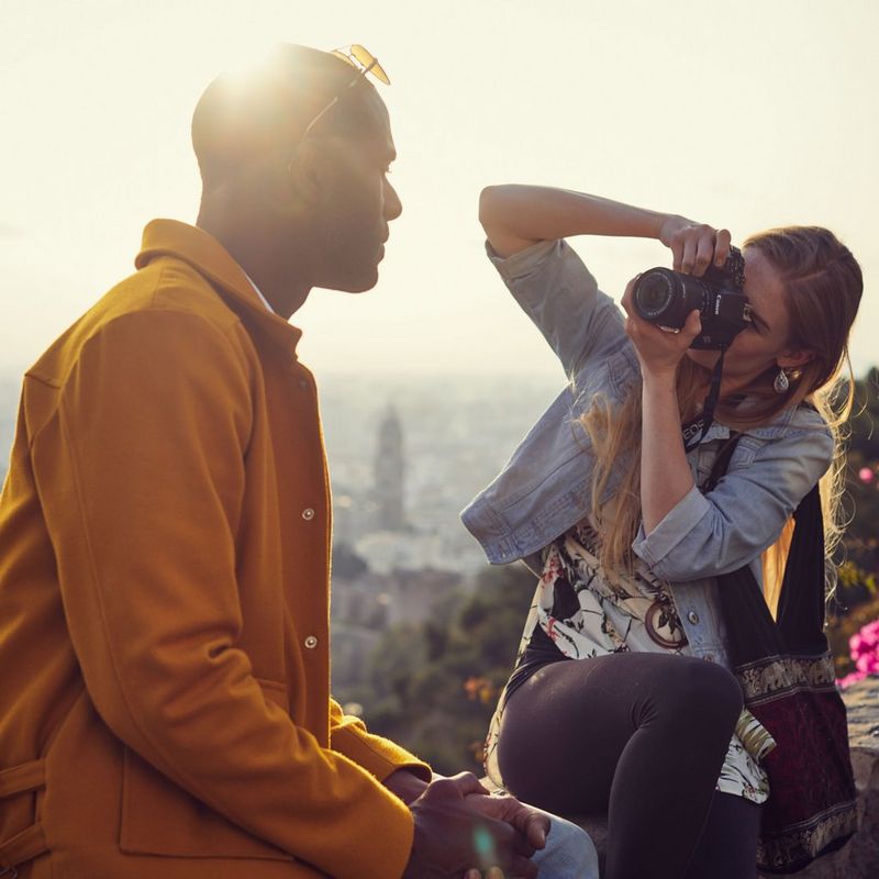 Canon EOS 250D Gehäuse, Silber + EF-S 18-55mm f/4-5.6 IS STM Objektiv Frau, die ein Foto aufnimmt