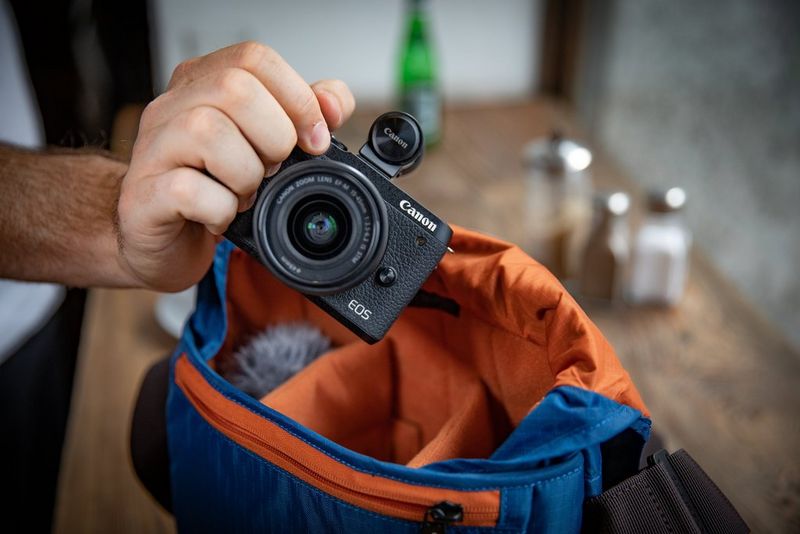 Canon EOS M6 Mark II Gehäuse 0 Herausnehmen der Kamera aus einer Tasche