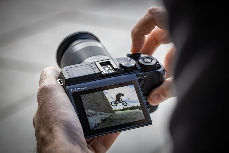 Canon EOS M6 Mark II Gehäuse 0 Aufnehmen mit dem klappbaren Display