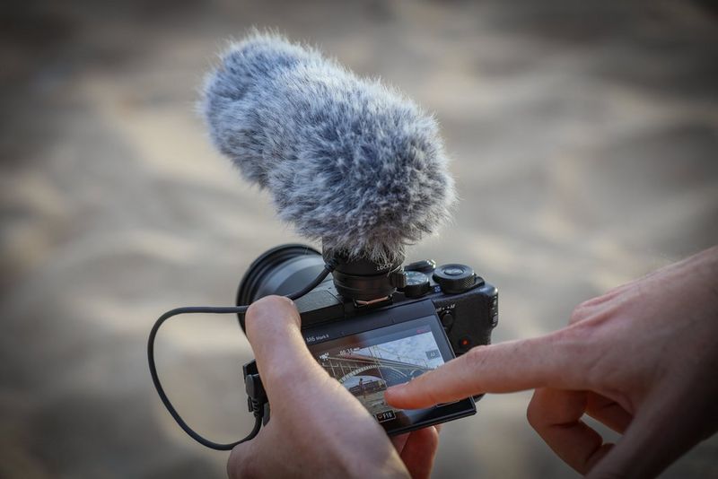 Canon EOS M6 Mark II Gehäuse 0 Aufnehmen eines Videos mit dem klappbaren Display und einem externen Mikrofon