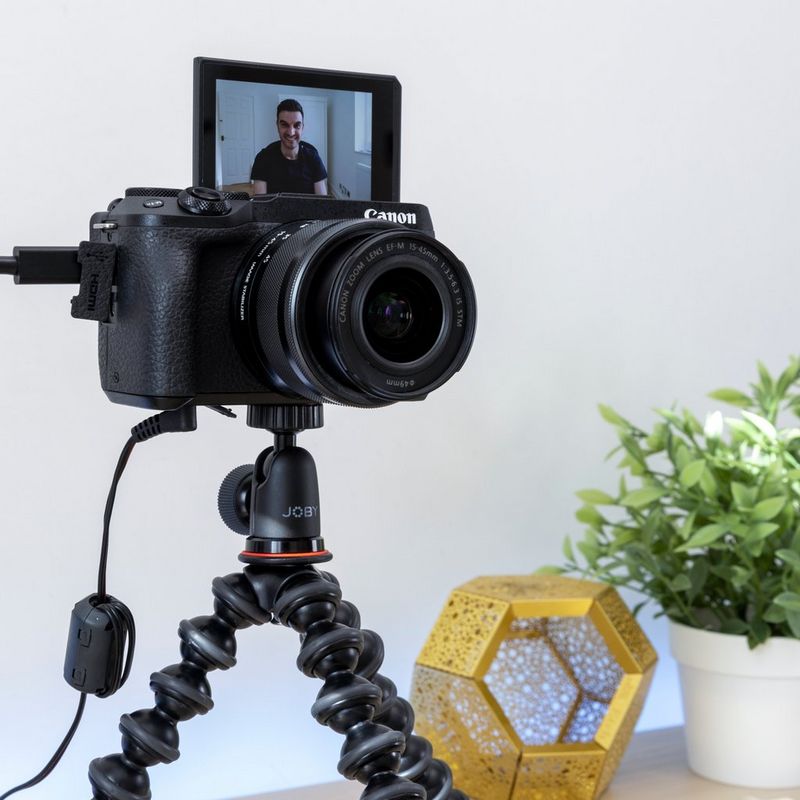 Canon EOS M6 Mark II für Wechselobjektive im Videokonferenz-Kit 0 Das klappbare Display, auf dem das per Stream übertragene Bild zu sehen ist