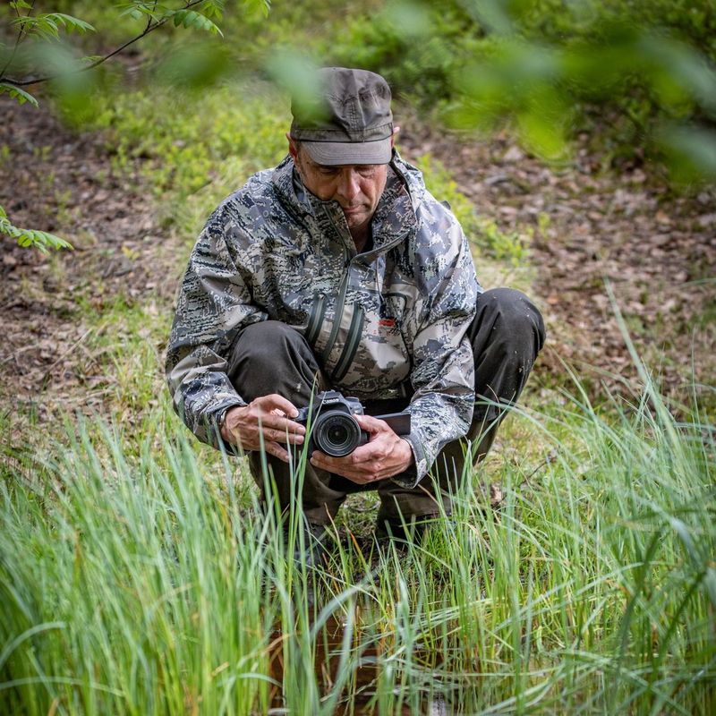 Canon EOS 90D + EF-S 18-135mm IS USM Objektiv Mann, der ein Foto im Freien aufnimmt