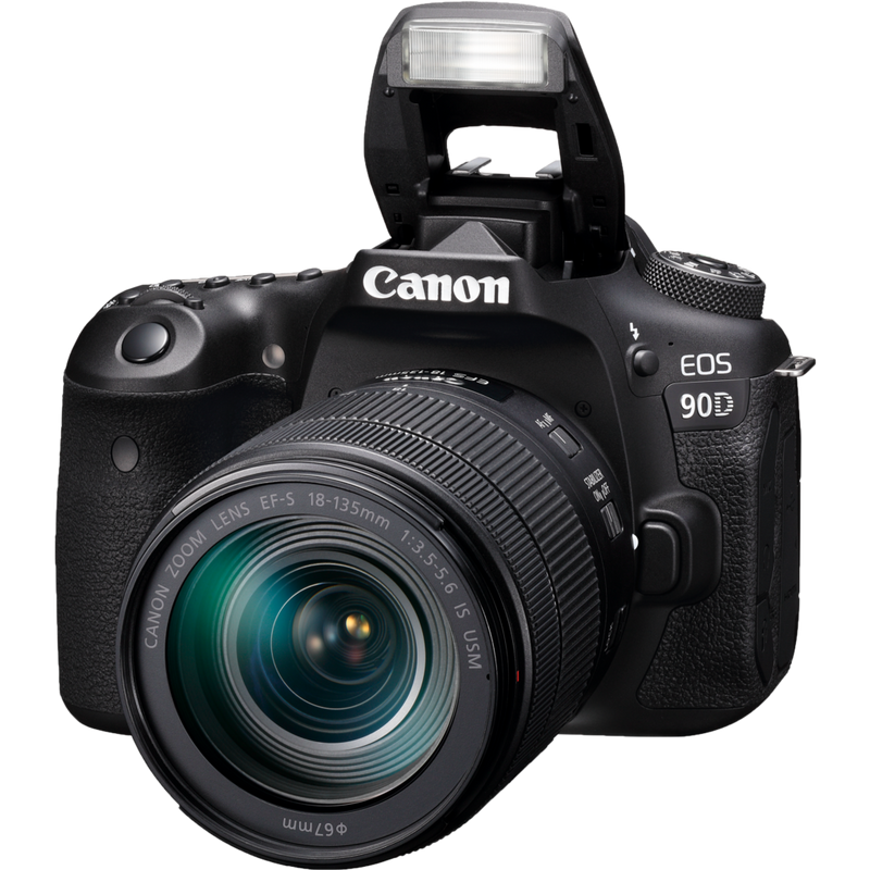 Canon EOS 90D + EF-S 18-135mm IS USM Objektiv + Rucksack + SD Karte + Ersatzakku Produkt Vorderansicht mit ausgeklapptem Blitz