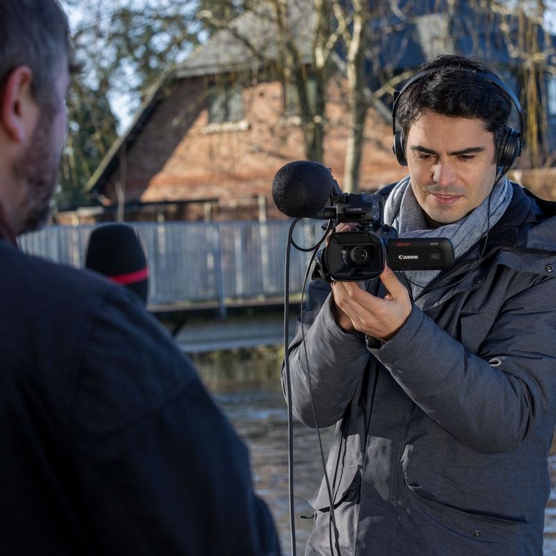 Canon XA45 Camcorder Mann, der mit einem Camcorder filmt