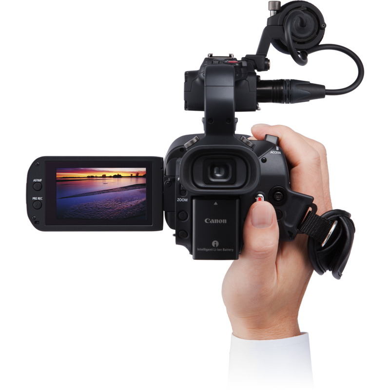 Canon XA40 Camcorder Rückansicht mit ausgeklapptem Bildschirm und Hand, die den Camcorder trägt