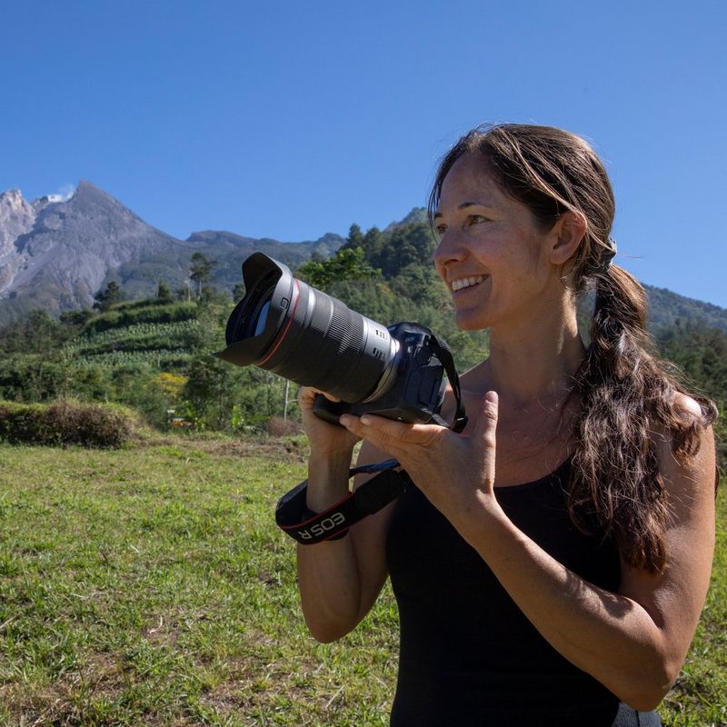 Canon RF 24-70mm F2.8L IS USM Objektiv Eine Frau, die eine Kamera hält