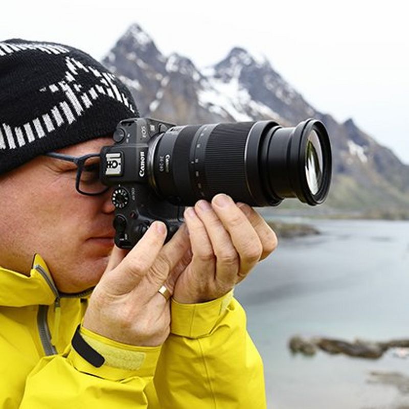 Canon RF 24-240mm F4-6.3 IS USM Objektiv Ein Mann, der eine Kamera vor sein Gesicht hält