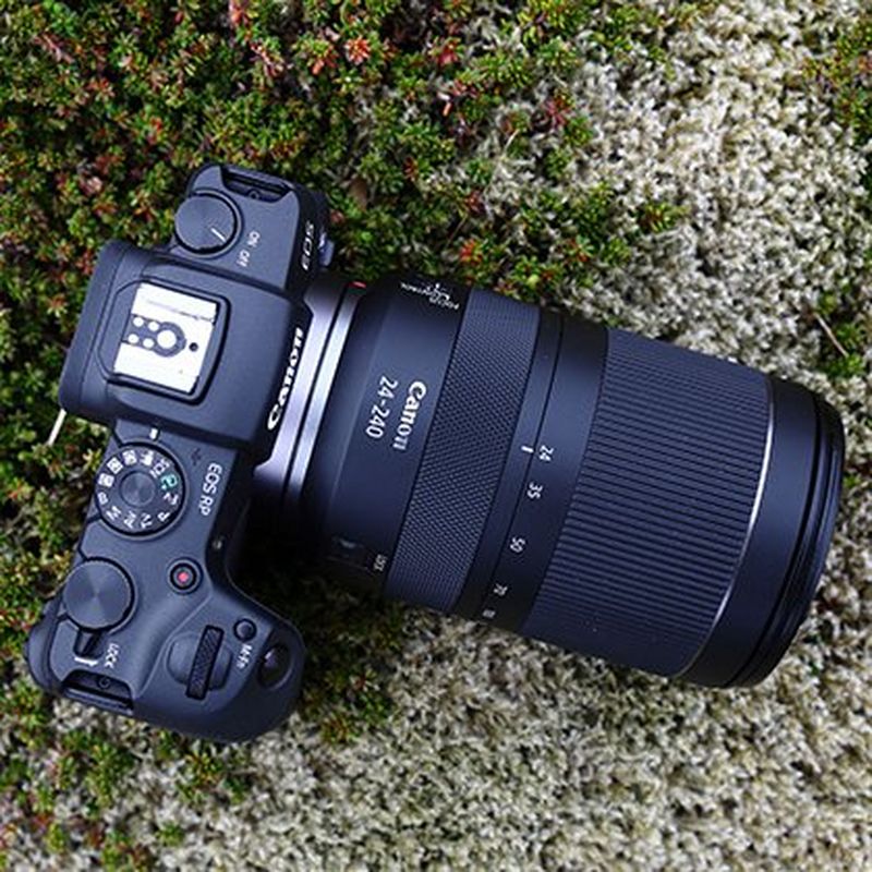 Canon RF 24-240mm F4-6.3 IS USM Objektiv Ansicht von oben mit einer Kamera auf einem Felsen