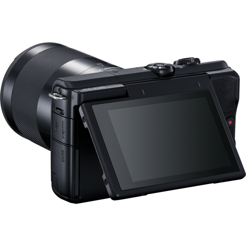 Canon EOS M200 Gehäuse, Schwarz + EF-M 15-45mm + EF-M 55-200mm Produkt Diagonale Ansicht mit klappbarem Display von hinten