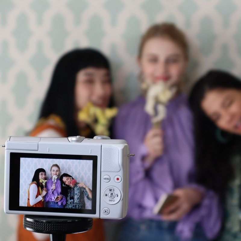 Canon EOS M200 Gehäuse, Weiß + EF-M 15-45mm, Silber 0 Drei Frauen beim Aufnehmen eines Selfies