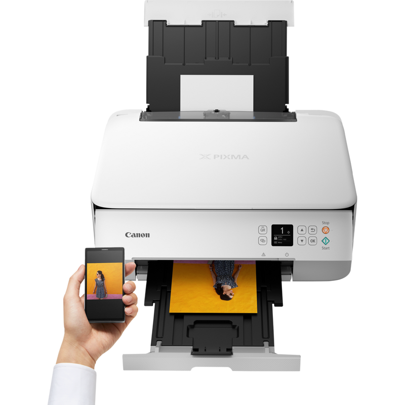 Canon PIXMA TS5351 Tintenstrahl-Multifunktionssystem, Weiß Produkt Vorderansicht mit einer Person, die von einem Smartphone aus druckt