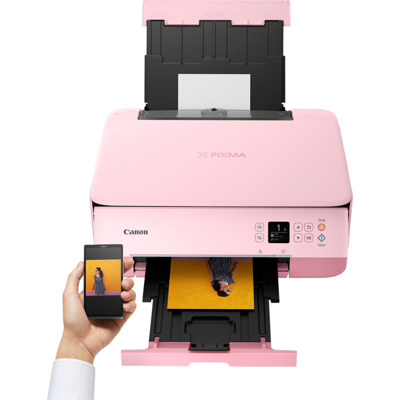 Canon PIXMA TS5352 Tintenstrahl-Multifunktionssystem, Pink Produkt Vorderansicht mit einer Person, die von einem Smartphone aus druckt