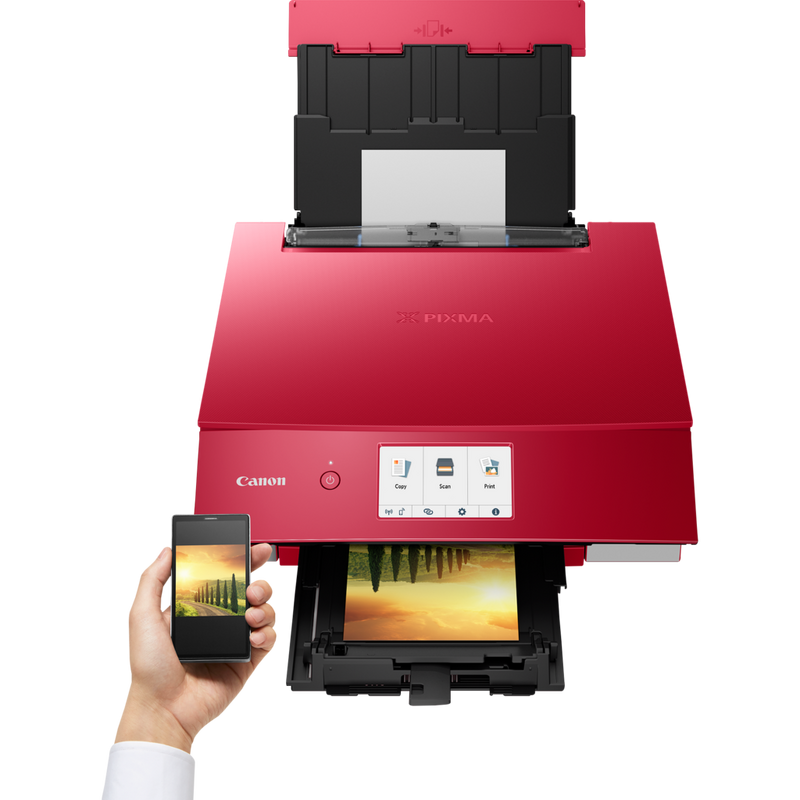 Canon PIXMA TS8352 Tintenstrahl-Multifunktionssystem, Rot Produkt Vorderansicht mit einer Person, die von einem Smartphone aus druckt