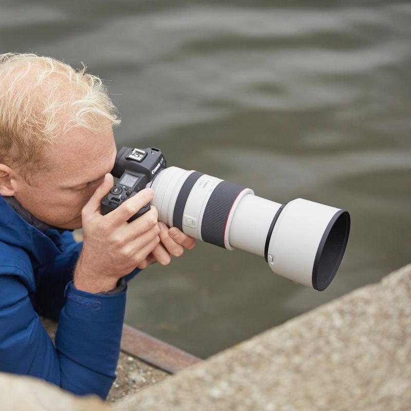 Canon RF 70-200mm F2.8L IS USM Objektiv Ein Mann, der eine Kamera vor sein Gesicht hält