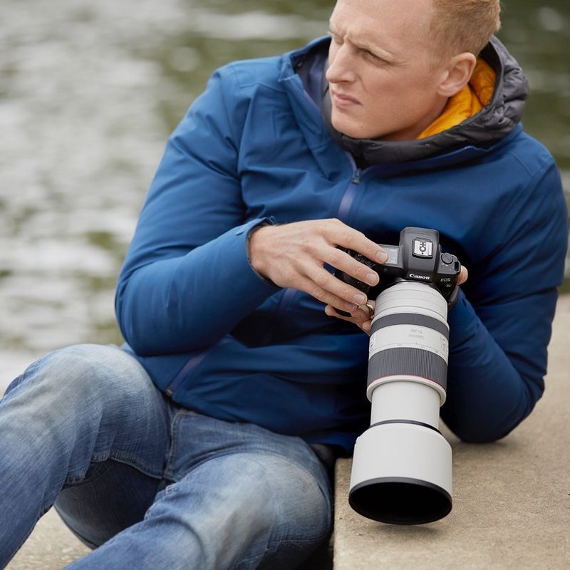 Canon RF 70-200mm F2.8L IS USM Objektiv Ein Mann, der eine Kamera hält