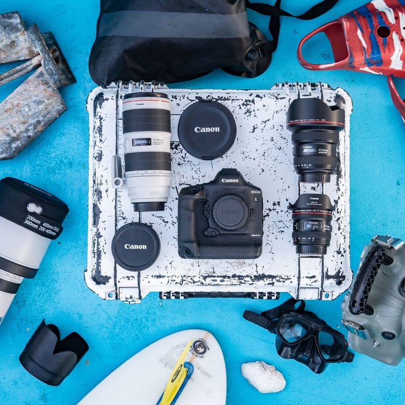 Canon EOS-1D X Mark III Gehäuse Gehäuse und Objektiv auf einem Metallkasten