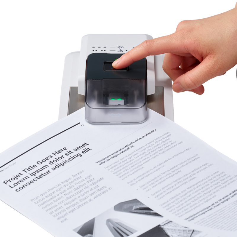 Automatischer Heftklammerentferner A1 Produkt Hand, die das Produkt verwendet, von oben