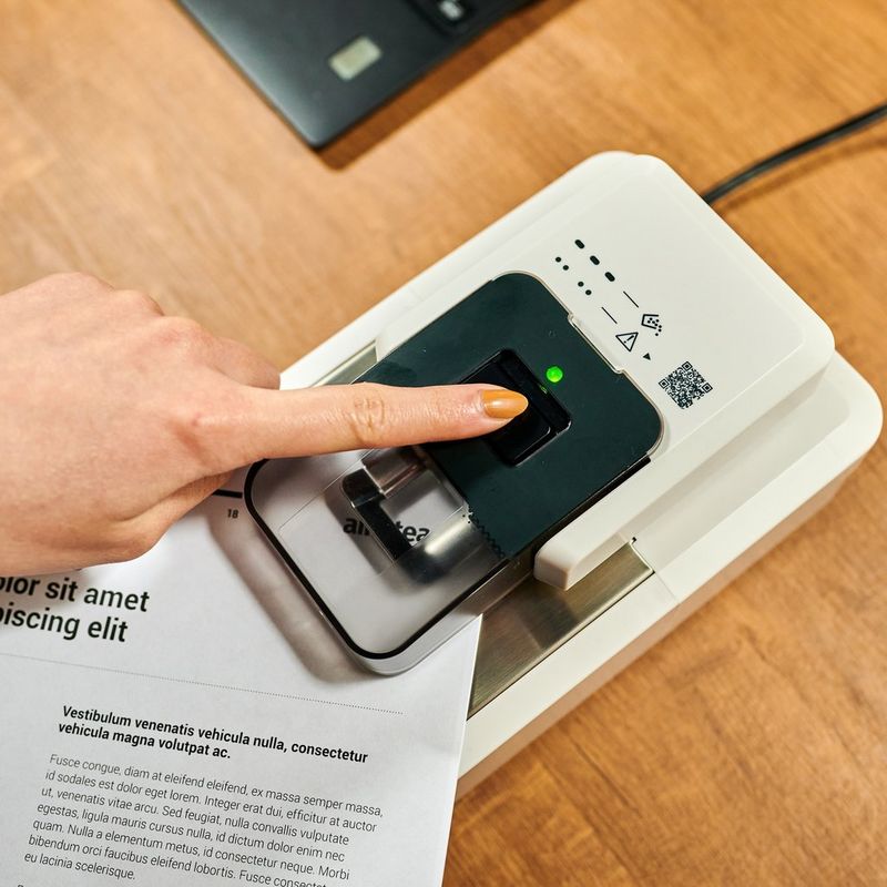 Automatischer Heftklammerentferner A1 0 Hand, die das Produkt verwendet, von der Seite