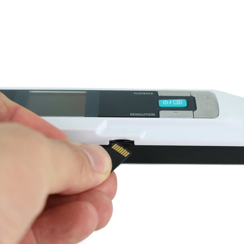 IRIScan Book 3 Handheld-Scanner Produkt Seitenansicht mit Hand, die eine Speicherkarte einsteckt