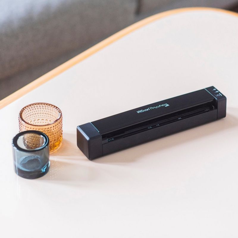 IRIScan Anywhere 6 WiFi Simplex Scanner Auf einem Tisch