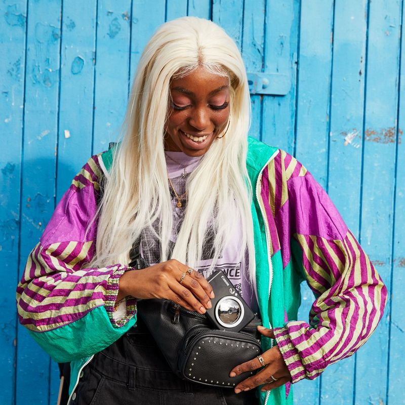 Canon Zoemini S Sofortbildkamera und Mini-Fotodrucker, Mattschwarz Frauen, die den Drucker in den Beutel stecken