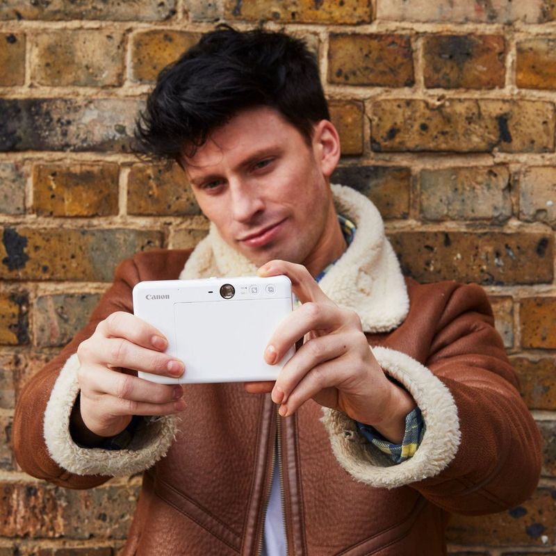 Canon Zoemini S Sofortbildkamera und Mini-Fotodrucker, Perlweiß Mann, der ein Selfie mit dem Drucker macht