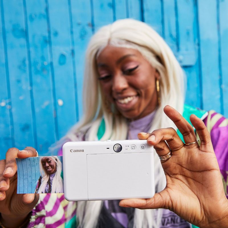 Canon Zoemini S Sofortbildkamera und Mini-Fotodrucker, Perlweiß Frauen, die ein Selfie machen, während der Druck herauskommt