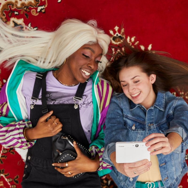 Canon Zoemini S Sofortbildkamera und Mini-Fotodrucker, Perlweiß Zwei Frauen mit dem Drucker