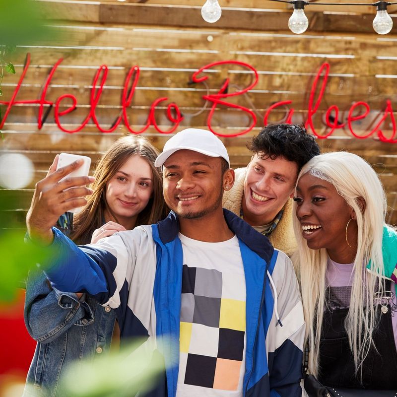 Canon Zoemini S Sofortbildkamera und Mini-Fotodrucker, Perlweiß 4 Personen machen ein Selfie