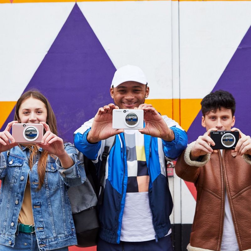 Canon Zoemini S Sofortbildkamera und Mini-Fotodrucker, Perlweiß 3 Personen posieren mit dem Drucker